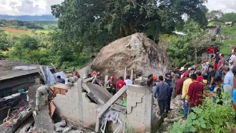 Fallecen tres personas, incluida una menor de edad, tras ser aplastadas por una roca en Morelos