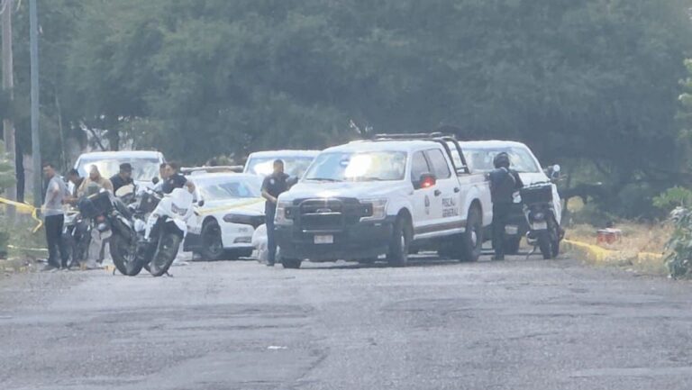 Abandonan cuatro cuerpos dentro de una camioneta en Nezahualcóyotl, Edomex