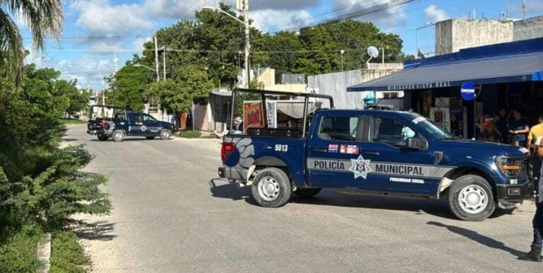 Sujetos a bordo de un mototaxi matan a pareja frente a sus hijos en Vista Real en Cancún. Continúan los hechos violentos.