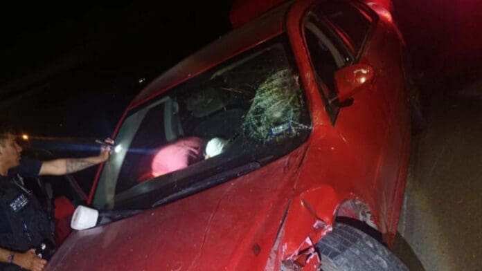 Conductor atropella a un motociclista tras esquivar un bache en San Pedro, Coahuila