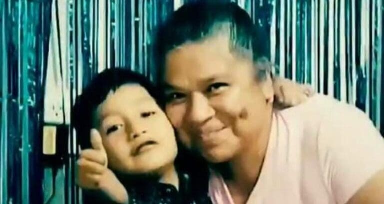 Una madre pide ayuda para hallar el cuerpo de su hijo de seis años tras inundaciones en Huauchinango, Puebla.