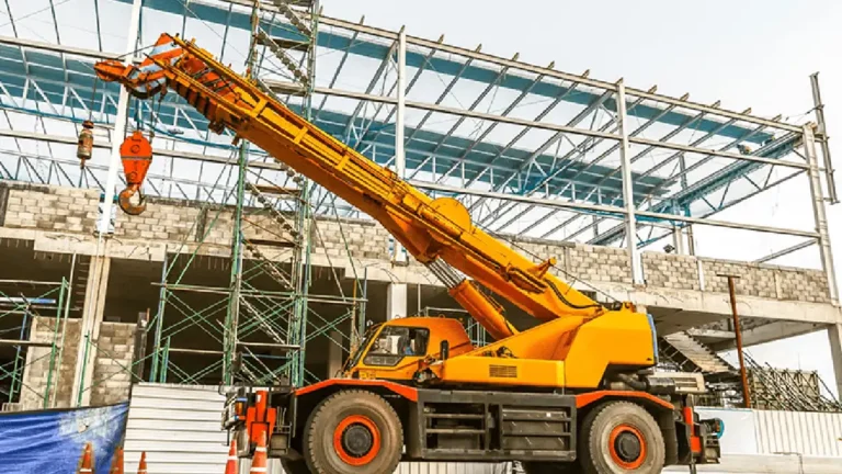 Adolescente de 17 años fallece tras caer de una grúa en Irapuato, Guanajuato