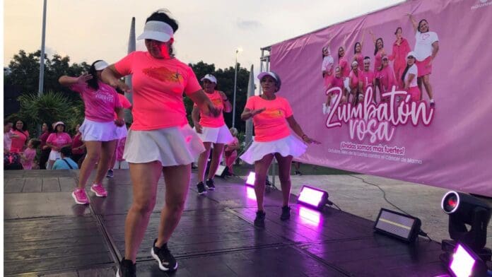 Video: Más de 250 mujeres pintaron de rosa a Cancún con el Zumbatón de Aguakan