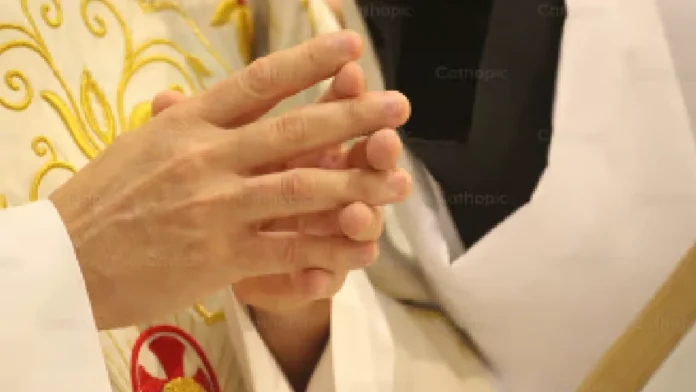 Descubren a sacerdote teniendo relaciones con una joven dentro de una iglesia en Brasil