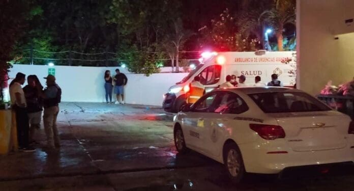 Sujetos a bordo de una moto acuática se impactan con barco pirata en Zona Hotelera de Cancún. Están delicados.