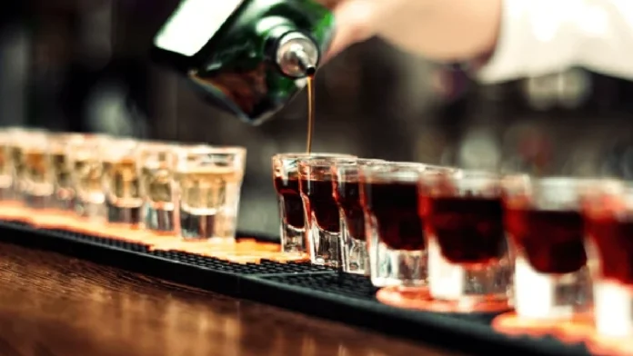 Acusan a bar de vender bebidas adulteradas para robar a clientes en Puebla