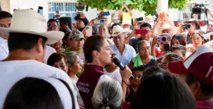 Claudia Sheinbaum visita las zonas afectadas por las lluvias en Puebla. Ha visitado todas las entidades que se inundaron.