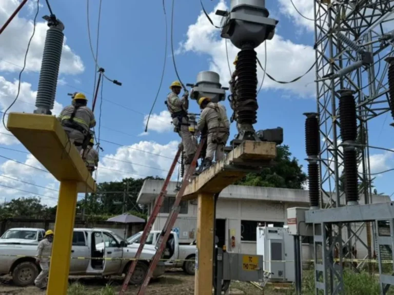 CFE restablece 98.7% del servicio eléctrico en zonas afectadas por las inundaciones