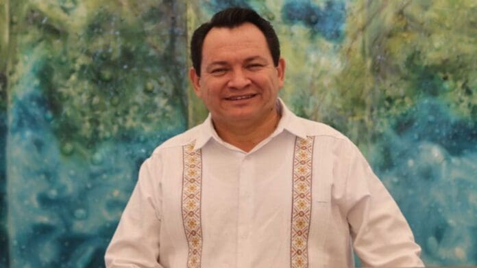 Video: Alburean a Joaquín Díaz Mena, gobernador de Yucatán en plena transmisión en vivo