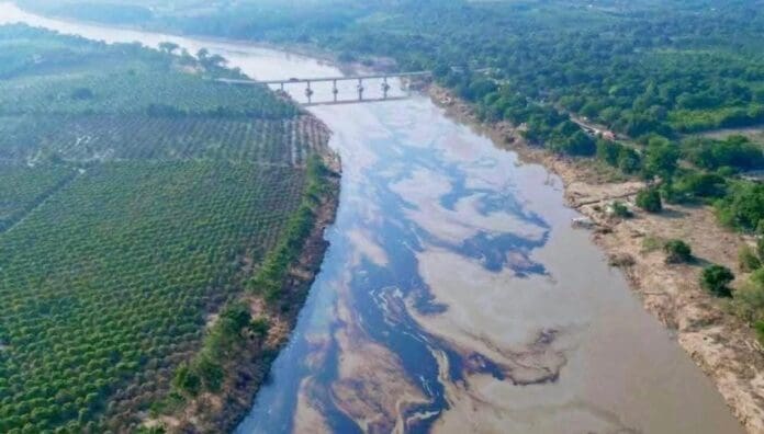 Una emergencia sin duda. Ocurrió un derrame de hidrocarburo que contaminó ocho km del río Pantepec en Veracruz.