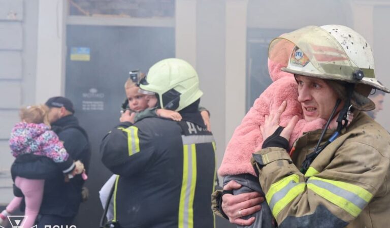 Video: Mueren varios niños tras bombardeo de Rusia a una guardería en Járkov, Ucrania