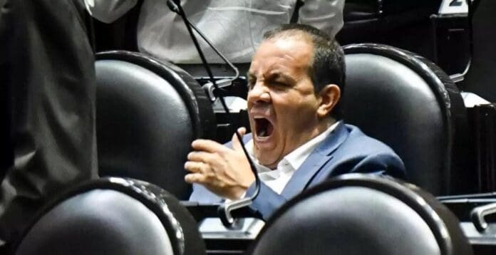 Afirma Cuauhtémoc Blanco que juega pádel en horario laboral por recomendación médica. Ha sido muy criticado.