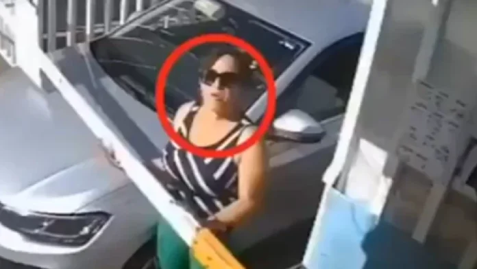 Mujer insulta a vigilante al no poder estacionar su auto porque debía cuotas en Puebla