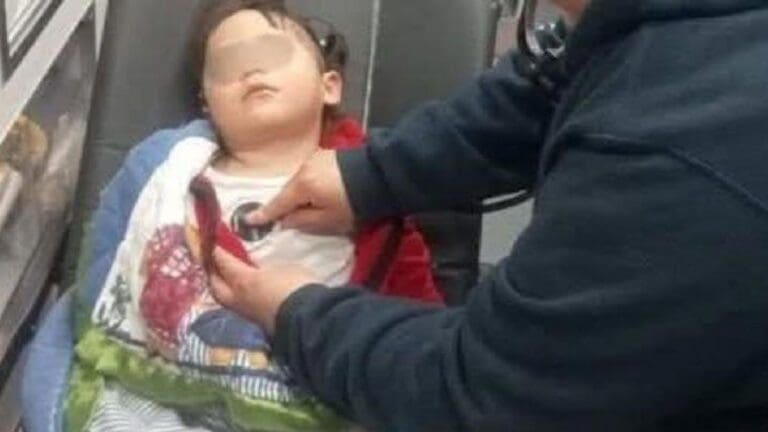 Niña de tres años es abandonada en plena madrugada en calles de Teoloyucan, Edomex