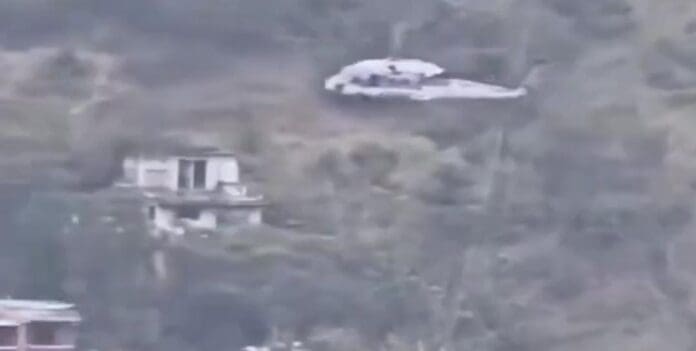 El viento de un helicóptero que transportaba víveres arranca techos de viviendas en Hidalgo. El percance fue muy polémico.