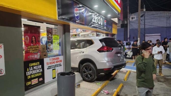 Atropellan a adulta mayor mientras compraba en un Oxxo en Torreón, Coahuila; conductora confundió los pedales