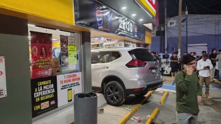 Atropellan a adulta mayor mientras compraba en un Oxxo en Torreón, Coahuila; conductora confundió los pedales