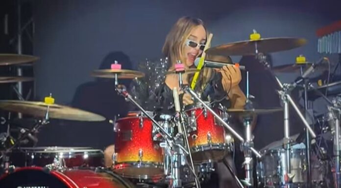Video: Belinda sufre accidente tras tocar la batería durante show en vivo en CDMX