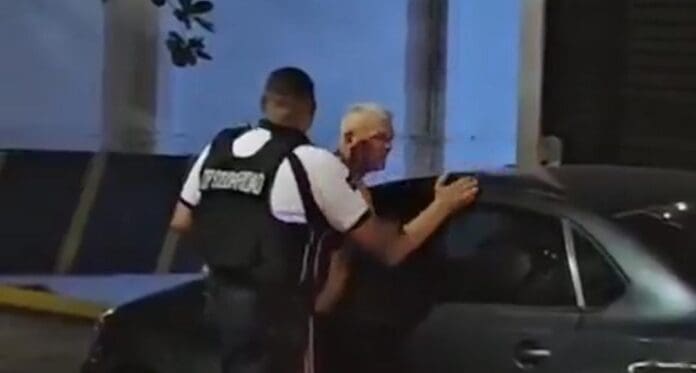 Exhiben a un italiano violento que agrede a las personas en el centro de Playa del Carmen. La gente está harta de su comportamiento.