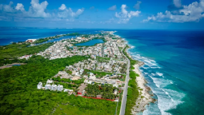 Aguakan promueve el bienestar turístico en Isla Mujeres con una nueva planta de agua potable. La instalación asegurará el vital líquido durante lluvias o huracanes. Refuerza la reputación de la ínsula como destino de primer nivel para visitantes que buscan tranquilidad y comodidad.