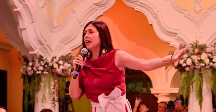 Hermana de Layda Sansores se pone a cantar durante su informe del DIF de Campeche. El momento ha sido muy criticado.
