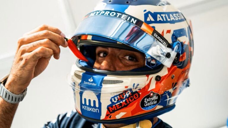 Video: Carlos Sainz sorprende con casco inspirado en el chile y en la lucha libre para el GP de México