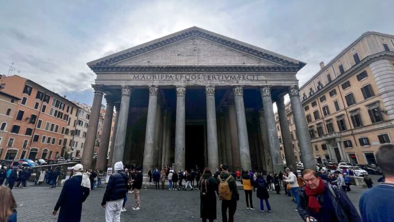 Turista japonés muere al caer desde un muro de siete metros del Panteón de Roma