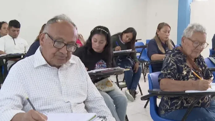 Pareja de adultos mayores se inscribe en un colegio para terminar la preparatoria en Matamoros, Tamaulipas