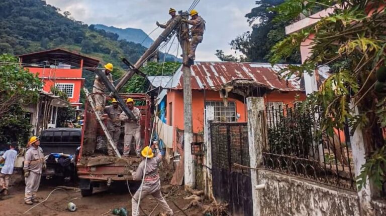 Restablece la CFE el 100% del suministro eléctrico en estados afectados por inundaciones
