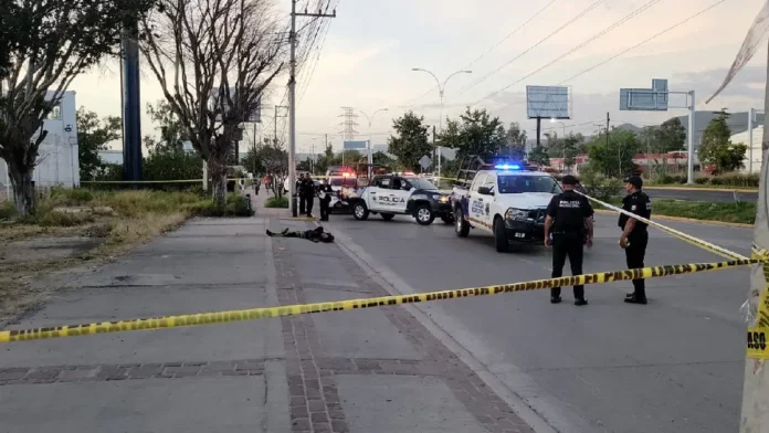 Conductor mata a sujeto que le arrojó piedras a su auto en León, Guanajuato