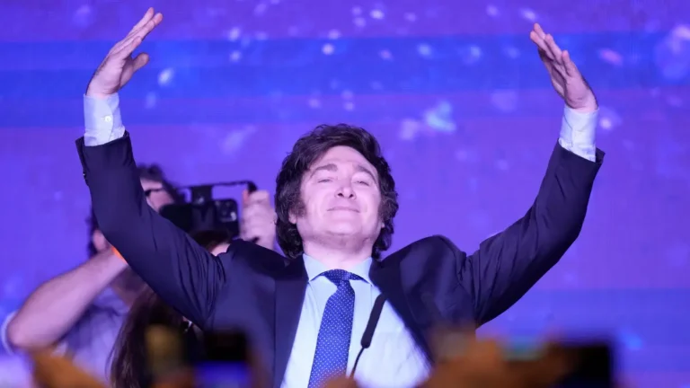 Javier Milei se impone en las elecciones legislativas de Argentina con más del 40% de los votos