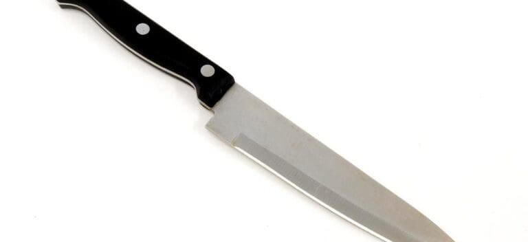 Un feminicidio; buscan a un sujeto con una túnica negra que asesinó a una mujer en la Cdmx y luego escapó.