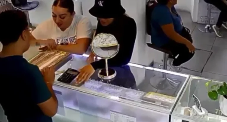 Captaron a mujeres robando una cadena de 50 mil pesos en una joyería en Puebla