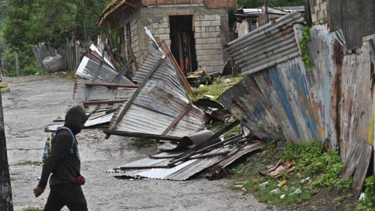 Huracán Melissa cobra la vida de 50 personas tras su paso por el Caribe