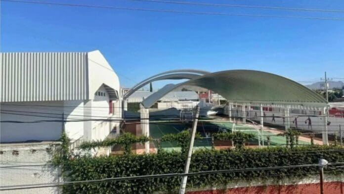 Colapsa techo de lámina y deja a cinco personas heridas en secundaria de Atlixco, Puebla