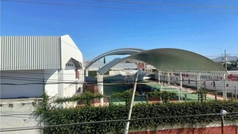 Colapsa techo de lámina y deja a cinco personas heridas en secundaria de Atlixco, Puebla