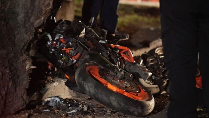 Mujer motociclista se impacta contra un árbol y pierde la vida frente al Palacio de los Deportes en CDMX
