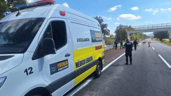 Muere atropellado niño de 13 años tras intentar cruzar la autopista México-Pirámides en Edomex