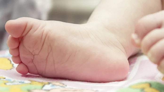 Bebé de un año muere al tragarse una pila electrónica en Monterrey, Nuevo León