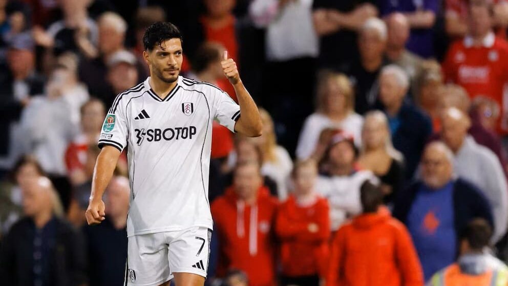 Video: Mexicano Raúl Jiménez recibe reconocimiento por su trayectoria en la Premier League