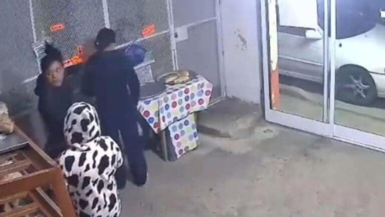 Video: Mujer obliga a su hija a robar mercancía de una panadería en Amozoc, Puebla