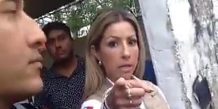 Exhiben a una delegada del Bienestar por tratar con prepotencia a damnificados en la Huasteca en San Luis Potosí.