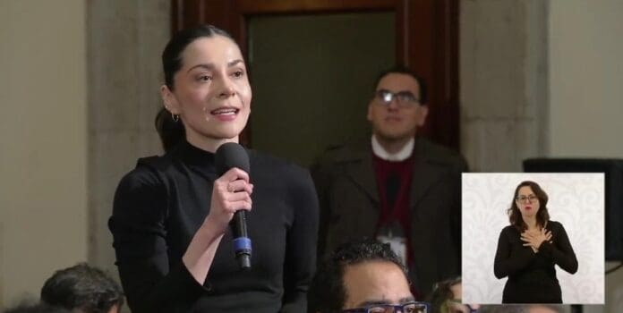 Reaparece Liz Vilchis, de Quién es quién en las mentiras; acude a mañanera como reportera, la saludó la presidenta.