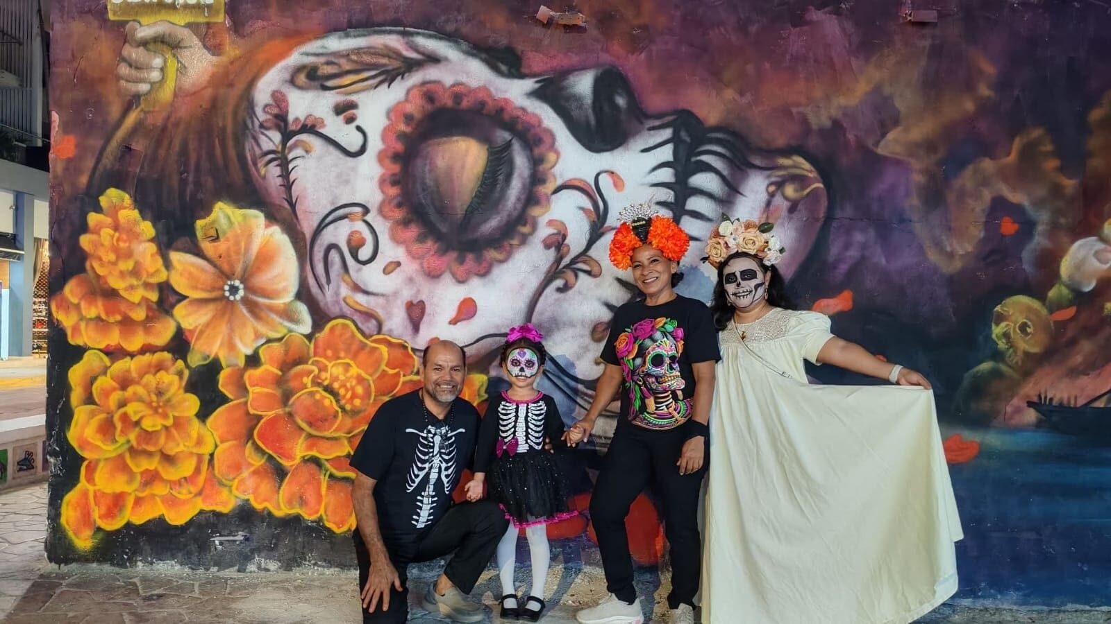 Playa del Carmen disfruta de impactante mural de Día de Muertos