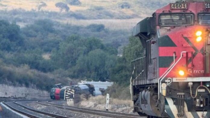 Explota tren que transportaba combustible tras descarrilarse en Tepetitlán, Hidalgo