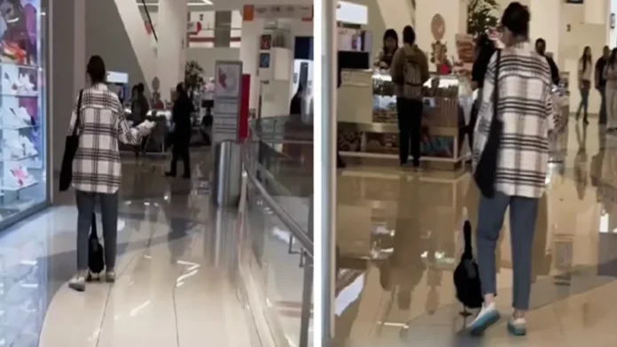 Mujer pasea a su pato en un centro comercial en Puebla