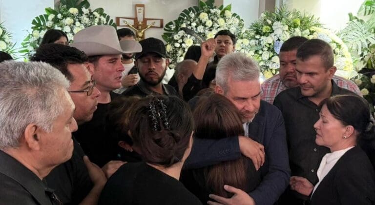 Los pobladores de Uruapan corrieron a gritos al gobernador de Michoacán del sepelio del edil ejecutado, lo llaman "asesino".