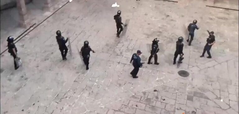 Policías de Michoacán reprimen las protestas por asesinato de edil de Uruapan; agreden a ciudadanos y prensa.