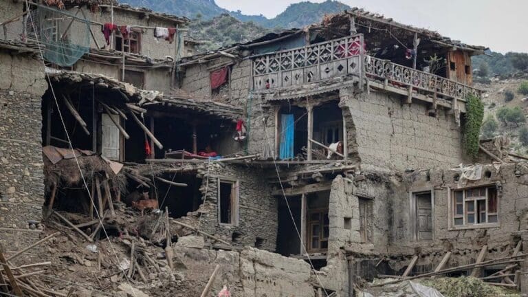 Video: Deja al menos 20 muertos y más de 320 heridos tras terremoto en Afganistán