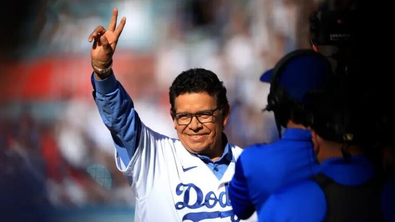 Dodgers de Los Ángeles homenajean al mexicano Fernando Valenzuela tras el bicampeonato de la Serie Mundial